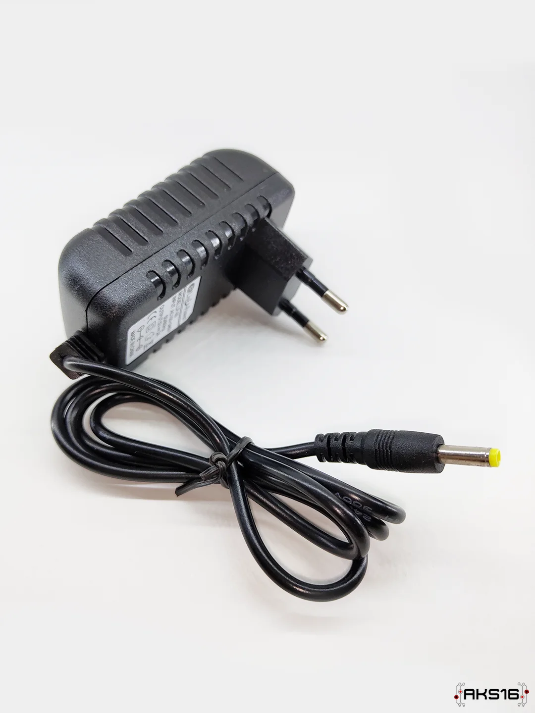 Блок питания 5V 2A штекер 4.0мм / Сетевое зарядное устройство Live Power LP-05